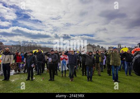 Museumplein, Amsterdam. Samedi 20 mars 2021. L'amour, la liberté, pas la dictature" était le principal chant de la manifestation d'aujourd'hui. Des centaines de personnes se sont rassemblées cet après-midi pour protester contre les mesures Corona ou Covid-19, elles n'ont pas été tenues à distance sociale et à peine un masque facial en vue. La manifestation illégale s'est terminée sur le Museumplein avec l'introduction de deux canons à eau après que de nombreuses annonces verbales de disperser ont été ignorées. La police a divisé le groupe estimé de 1400 personnes et les a escortés vers le quartier de Leidsekade à Amsterdam. Credit: Charles M Vella/Alay Live News Banque D'Images