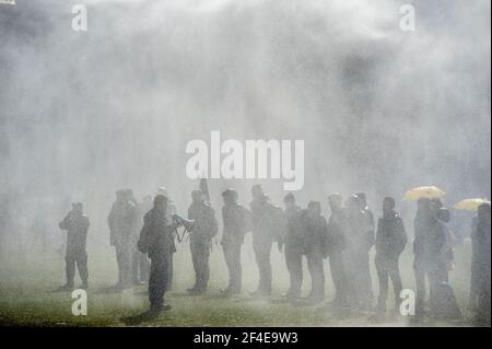 Museumplein, Amsterdam. Samedi 20 mars 2021. L'amour, la liberté, pas la dictature" était le principal chant de la manifestation d'aujourd'hui. Des centaines de personnes se sont rassemblées cet après-midi pour protester contre les mesures Corona ou Covid-19, elles n'ont pas été tenues à distance sociale et à peine un masque facial en vue. La manifestation illégale s'est terminée sur le Museumplein avec l'introduction de deux canons à eau après que de nombreuses annonces verbales de disperser ont été ignorées. La police a divisé le groupe estimé de 1400 personnes et les a escortés vers le quartier de Leidsekade à Amsterdam. Credit: Charles M Vella/Alay Live News Banque D'Images