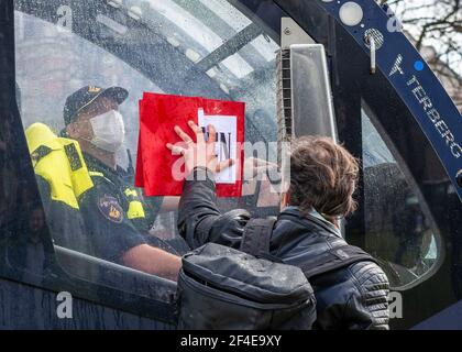 Museumplein, Amsterdam. Samedi 20 mars 2021. L'amour, la liberté, pas la dictature" était le principal chant de la manifestation d'aujourd'hui. Des centaines de personnes se sont rassemblées cet après-midi pour protester contre les mesures Corona ou Covid-19, elles n'ont pas été tenues à distance sociale et à peine un masque facial en vue. La manifestation illégale s'est terminée sur le Museumplein avec l'introduction de deux canons à eau après que de nombreuses annonces verbales de disperser ont été ignorées. La police a divisé le groupe estimé de 1400 personnes et les a escortés vers le quartier de Leidsekade à Amsterdam. Credit: Charles M Vella/Alay Live News Banque D'Images