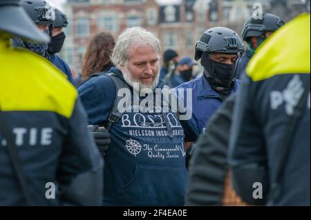 Museumplein, Amsterdam. Samedi 20 mars 2021. L'amour, la liberté, pas la dictature" était le principal chant de la manifestation d'aujourd'hui. Des centaines de personnes se sont rassemblées cet après-midi pour protester contre les mesures Corona ou Covid-19, elles n'ont pas été tenues à distance sociale et à peine un masque facial en vue. La manifestation illégale s'est terminée sur le Museumplein avec l'introduction de deux canons à eau après que de nombreuses annonces verbales de disperser ont été ignorées. La police a divisé le groupe estimé de 1400 personnes et les a escortés vers le quartier de Leidsekade à Amsterdam. Credit: Charles M Vella/Alay Live News Banque D'Images