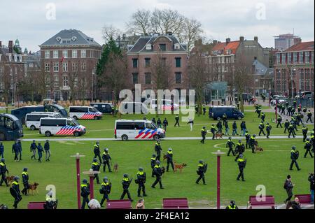 Museumplein, Amsterdam. Samedi 20 mars 2021. L'amour, la liberté, pas la dictature" était le principal chant de la manifestation d'aujourd'hui. Des centaines de personnes se sont rassemblées cet après-midi pour protester contre les mesures Corona ou Covid-19, elles n'ont pas été tenues à distance sociale et à peine un masque facial en vue. La manifestation illégale s'est terminée sur le Museumplein avec l'introduction de deux canons à eau après que de nombreuses annonces verbales de disperser ont été ignorées. La police a divisé le groupe estimé de 1400 personnes et les a escortés vers le quartier de Leidsekade à Amsterdam. Credit: Charles M Vella/Alay Live News Banque D'Images