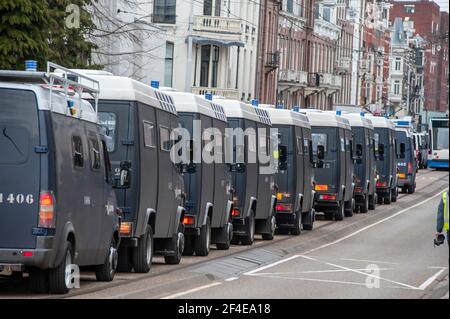 Museumplein, Amsterdam. Samedi 20 mars 2021. L'amour, la liberté, pas la dictature" était le principal chant de la manifestation d'aujourd'hui. Des centaines de personnes se sont rassemblées cet après-midi pour protester contre les mesures Corona ou Covid-19, elles n'ont pas été tenues à distance sociale et à peine un masque facial en vue. La manifestation illégale s'est terminée sur le Museumplein avec l'introduction de deux canons à eau après que de nombreuses annonces verbales de disperser ont été ignorées. La police a divisé le groupe estimé de 1400 personnes et les a escortés vers le quartier de Leidsekade à Amsterdam. Credit: Charles M Vella/Alay Live News Banque D'Images