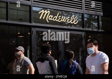 Les piétons marchent devant une boutique de Madewell à Washington, D.C., le dimanche 14 mars 2021, au milieu de la pandémie du coronavirus. (Graeme Sloan/Sipa USA)