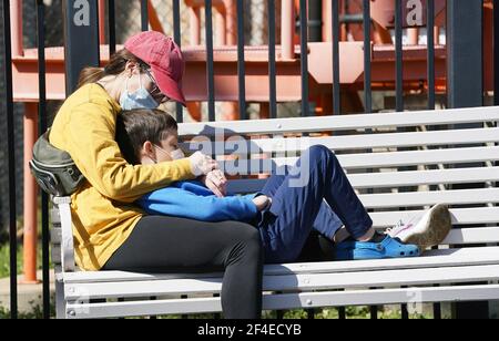 Eureka, États-Unis. 20 mars 2021. Les visiteurs font une pause sur un banc de parc lors de leur visite au parc d'attractions six Flags à Eureka, Missouri, le samedi 20 mars 2021. Aujourd'hui marque le 50e jour d'ouverture du parc d'attractions populaire, situé à 20 à l'ouest de Saint-Louis. Photo par Bill Greenblatt/UPI crédit: UPI/Alay Live News Banque D'Images