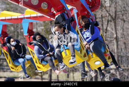 Eureka, États-Unis. 20 mars 2021. Les clients font le tour de la nouvelle Supergirl Skyflyer le jour de l'ouverture au parc d'attractions six Flags à Eureka, Missouri, le samedi 20 mars 2021. Aujourd'hui marque le 50e jour d'ouverture du parc d'attractions populaire, situé à 20 à l'ouest de Saint-Louis. Photo de Bill Greenblatt/UPI à crédit: UPI/Alay Live News Banque D'Images