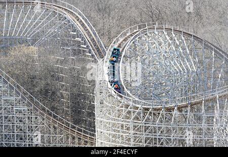 Eureka, États-Unis. 20 mars 2021. Les clients prennent les montagnes russes Boss le jour de l'ouverture au parc d'attractions six Flags à Eureka, Missouri, le samedi 20 mars 2021. Aujourd'hui marque le 50e jour d'ouverture du parc d'attractions populaire, situé à 20 à l'ouest de Saint-Louis. Photo par Bill Greenblatt/UPI crédit: UPI/Alay Live News Banque D'Images