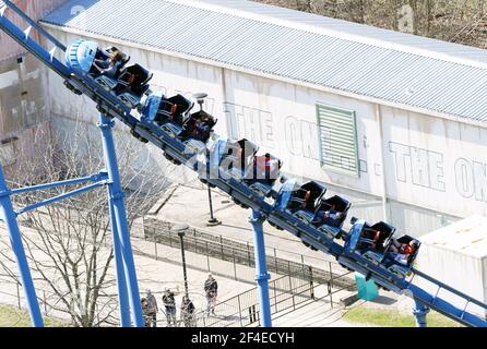 Eureka, États-Unis. 20 mars 2021. Les clients font le tour de M. Freeze Reverse Blast, le jour d'ouverture au parc d'attractions six Flags à Eureka, Missouri, le samedi 20 mars 2021. Aujourd'hui marque le 50e jour d'ouverture du parc d'attractions populaire, situé à 20 à l'ouest de Saint-Louis. Photo par Bill Greenblatt/UPI crédit: UPI/Alay Live News Banque D'Images