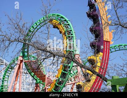 Eureka, États-Unis. 20 mars 2021. Les clients font le tour du Fireball (R) et des promenades Boomerang le jour d'ouverture au parc d'attractions six Flags à Eureka, Missouri, le samedi 20 mars 2021. Aujourd'hui marque le 50e jour d'ouverture du parc d'attractions populaire, situé à 20 à l'ouest de Saint-Louis. Photo par Bill Greenblatt/UPI crédit: UPI/Alay Live News Banque D'Images