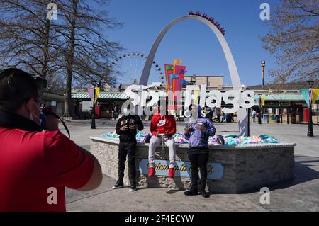 Eureka, États-Unis. 20 mars 2021. Les visiteurs s'arrêtent pour prendre leur photo lorsqu'ils entrent dans le parc d'attractions six Flags à Eureka, Missouri, le samedi 20 mars 2021. Aujourd'hui marque le 50e jour d'ouverture du parc d'attractions populaire, situé à 20 à l'ouest de Saint-Louis. Photo par Bill Greenblatt/UPI crédit: UPI/Alay Live News Banque D'Images