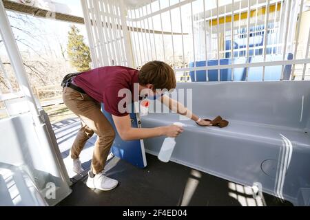 Eureka, États-Unis. 20 mars 2021. L'ouvrier Andrew Holman balaye l'intérieur d'une cage d'une promenade en grande roue après qu'un client quitte le parc d'attractions six Flags à Eureka, Missouri, le samedi 20 mars 2021. Aujourd'hui marque le 50e jour d'ouverture du parc d'attractions populaire, situé à 20 à l'ouest de Saint-Louis. Photo par Bill Greenblatt/UPI crédit: UPI/Alay Live News Banque D'Images