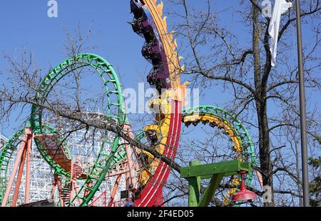 Eureka, États-Unis. 20 mars 2021. Les clients font le tour du Fireball (R) et des promenades Boomerang le jour d'ouverture au parc d'attractions six Flags à Eureka, Missouri, le samedi 20 mars 2021. Aujourd'hui marque le 50e jour d'ouverture du parc d'attractions populaire, situé à 20 à l'ouest de Saint-Louis. Photo par Bill Greenblatt/UPI crédit: UPI/Alay Live News Banque D'Images