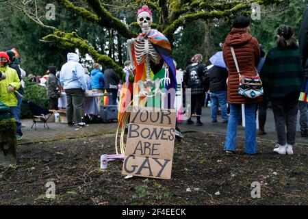 Sandy, États-Unis. 20 mars 2021. Les groupes pour et contre les droits des gays ont organisé des manifestations dans les coins de rue opposés du conservateur rural Sandy, Oregon, le 20 mars 2021. Les « Rivers of Living Water unirent l'église pentecôtiste » et les fiers garçons, un groupe nationaliste d'extrême-droite s'est réuni pour un rassemblement visant à célébrer la « famille hétérosexuelle naturelle », tandis qu'un groupe de plusieurs centaines de partisans du LGBTQ se sont rassemblés de l'autre côté de la rue alors que la police maintenait les deux groupes séparés. (Photo de John Rudoff/Sipa USA) crédit: SIPA USA/Alay Live News Banque D'Images
