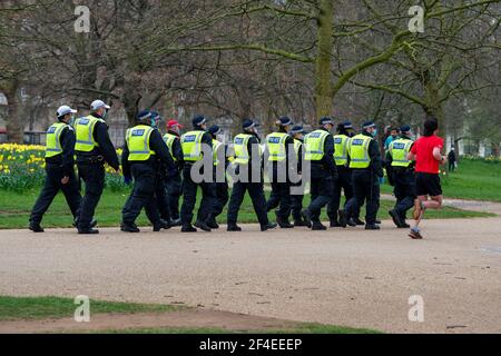 Londres, Royaume-Uni. 20 mars 2021. Un homme passe devant un groupe d'officiers de police à Hyde Park pendant le rassemblement mondial pour la liberté, qui était essentiellement pacifique.des militants et des personnes ont organisé une manifestation contre les restrictions actuelles liées à la maladie du coronavirus (COVID-19) dans un rassemblement mondial pour la liberté. (Photo par Dave Rushen/SOPA Images/Sipa USA) crédit: SIPA USA/Alay Live News Banque D'Images