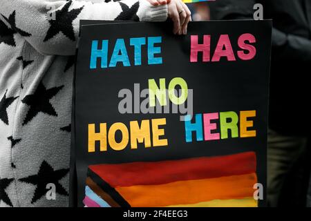 Sandy, États-Unis. 20 mars 2021. Les groupes pour et contre les droits des gays ont organisé des manifestations dans les coins de rue opposés du conservateur rural Sandy, Oregon, le 20 mars 2021. Les « Rivers of Living Water unirent l'église pentecôtiste » et les fiers garçons, un groupe nationaliste d'extrême-droite s'est réuni pour un rassemblement visant à célébrer la « famille hétérosexuelle naturelle », tandis qu'un groupe de plusieurs centaines de partisans du LGBTQ se sont rassemblés de l'autre côté de la rue alors que la police maintenait les deux groupes séparés. (Photo de John Rudoff/Sipa USA) crédit: SIPA USA/Alay Live News Banque D'Images