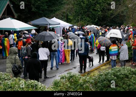 Sandy, États-Unis. 20 mars 2021. Les groupes pour et contre les droits des gays ont organisé des manifestations dans les coins de rue opposés du conservateur rural Sandy, Oregon, le 20 mars 2021. Les « Rivers of Living Water unirent l'église pentecôtiste » et les fiers garçons, un groupe nationaliste d'extrême-droite s'est réuni pour un rassemblement visant à célébrer la « famille hétérosexuelle naturelle », tandis qu'un groupe de plusieurs centaines de partisans du LGBTQ se sont rassemblés de l'autre côté de la rue alors que la police maintenait les deux groupes séparés. (Photo de John Rudoff/Sipa USA) crédit: SIPA USA/Alay Live News Banque D'Images