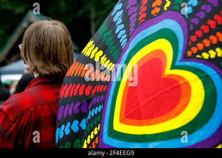 Sandy, États-Unis. 20 mars 2021. Les groupes pour et contre les droits des gays ont organisé des manifestations dans les coins de rue opposés du conservateur rural Sandy, Oregon, le 20 mars 2021. Les « Rivers of Living Water unirent l'église pentecôtiste » et les fiers garçons, un groupe nationaliste d'extrême-droite s'est réuni pour un rassemblement visant à célébrer la « famille hétérosexuelle naturelle », tandis qu'un groupe de plusieurs centaines de partisans du LGBTQ se sont rassemblés de l'autre côté de la rue alors que la police maintenait les deux groupes séparés. (Photo de John Rudoff/Sipa USA) crédit: SIPA USA/Alay Live News Banque D'Images
