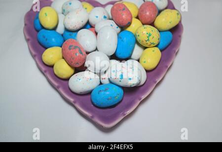 Œufs de Pâques au chocolat recouvert de bonbons Banque D'Images