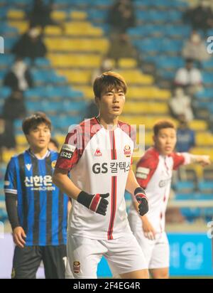 Séoul, Corée du Sud. 13 mars 2021. Ki Sung-Yueng (C, FC Seoul), 13 mars 2021 - football : le 4e tour du match de football de la Ligue 1 2021 K entre le FC 0:1 Incheon United FC Séoul au stade de football Incheon à Incheon, à l'ouest de Séoul, en Corée du Sud. Credit: Lee Jae-won/AFLO/Alay Live News Banque D'Images