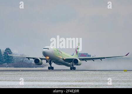 Hoersching, autriche, 20 mars 2021, Airbus A330-343, EC-NHM exploité par wamos décollage à l'aéroport de linz Banque D'Images