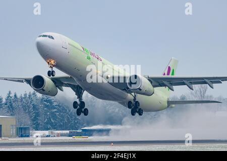 Hoersching, autriche, 20 mars 2021, Airbus A330-343, EC-NHM exploité par wamos décollage à l'aéroport de linz Banque D'Images