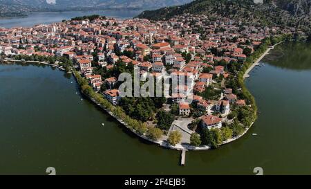 Kastoria ville au lac Orestiada, vue aérienne de drone, Macédoine, Grèce Banque D'Images