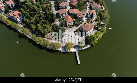 Kastoria ville au lac Orestiada, vue aérienne de drone, Macédoine, Grèce Banque D'Images