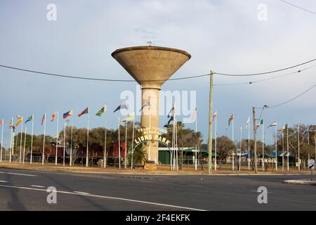 Tôt le matin, vue sur le parc Lions de Blackwater, Queensland, avec drapeaux internationaux et tour d'eau en forme de verre à vin. Banque D'Images