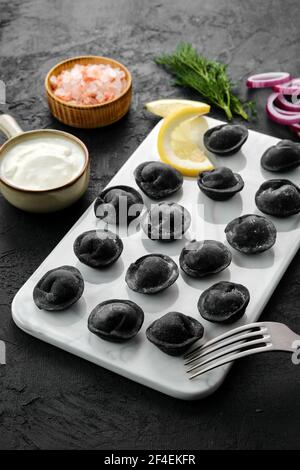 Boulettes noires avec bœuf et pâte à l'encre de seiches plaque de marbre Banque D'Images