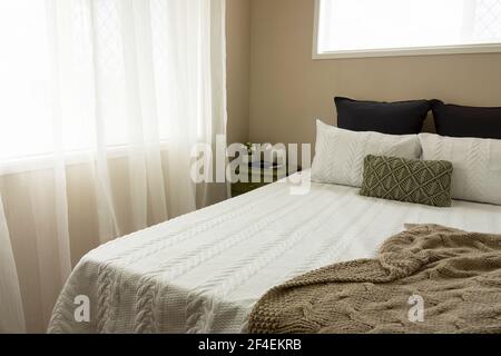 Chambre lumineuse et spacieuse, décoration moderne, tons neutres. Banque D'Images