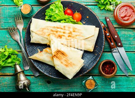 Savoureux shawarma oriental au fromage, au poulet et aux champignons. Cuisine traditionnelle orientale. Banque D'Images