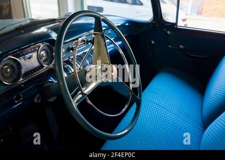 Volant et intérieur bleu d'une voiture américaine Buick classique qui a été restaurée avec amour. Banque D'Images