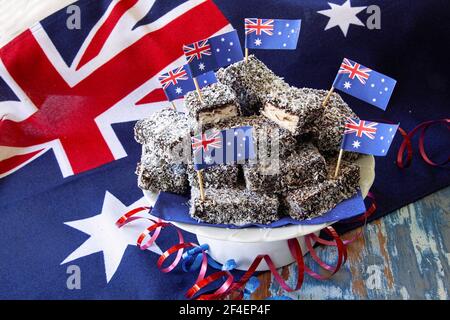 Une assiette de gâteaux de chocolat et de noix de coco traditionnels pour une fête de l'Australia Day. Banque D'Images