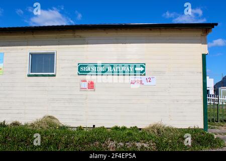 Bâtiment ferroviaire de bord de mer de l'île Hayling avec signalisation ouverte le 12 avril. Banque D'Images