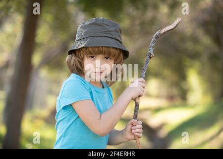 Agression d'enfant. Émotion négative des enfants. Garçon en colère avec bâton. Adaptation des enfants. Boux. Le concept d'intimidation. La dépression nerveuse Banque D'Images