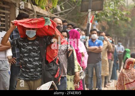 Dhaka, Dhaka, Bangladesh. 21 mars 2021. Mars 21, 2021 personnes attendent devant un hôpital pour être testées pour le coronavirus COVID-19 dans le cadre de la propagation du coronavirus à Dhaka, Bangladesh crédit: Harun-or-Rashid/ZUMA Wire/Alamy Live News Banque D'Images