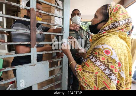 Dhaka, Dhaka, Bangladesh. 21 mars 2021. 21 mars 2021 UNE femme demande à l'administration de l'hôpital le test COVID-19 après qu'elle a manqué la série Dhaka, Bangladesh crédit: Harun-or-Rashid/ZUMA Wire/Alamy Live News Banque D'Images