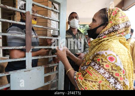 Dhaka, Dhaka, Bangladesh. 21 mars 2021. 21 mars 2021 UNE femme demande à l'administration de l'hôpital le test COVID-19 après qu'elle a manqué la série Dhaka, Bangladesh crédit: Harun-or-Rashid/ZUMA Wire/Alamy Live News Banque D'Images