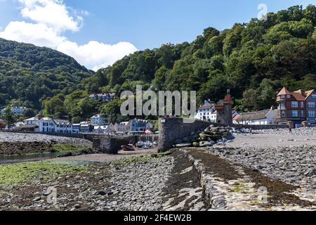 Vue sur le port de Lynmouth et la tour Rhenish depuis la plage à marée basse, North Devon, Angleterre, Royaume-Uni Banque D'Images