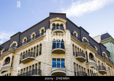 Photo en petit angle de l'extérieur du musée d'art moderne à Rustaveli ave, Tbilissi Banque D'Images