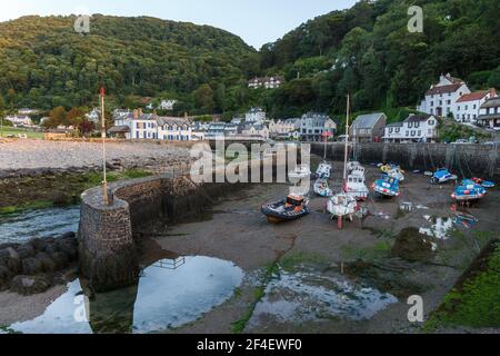 Port de Lynmouth avec bateaux de pêche à marée basse le soir Banque D'Images