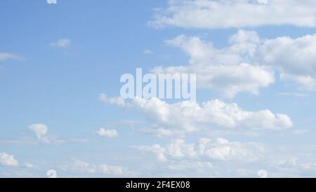 Cumulus blanc nuages contre un ciel bleu clair par temps ensoleillé. Arrière-plan. Banque D'Images