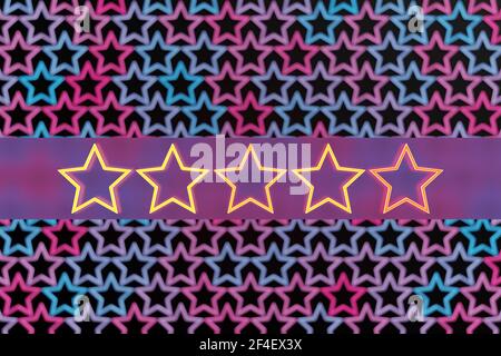 illustration 3d d'une rangée d'étoiles dorées, roses et bleues sur fond noir . Motif de forme. Le concept d'évaluation des restaurants, hôtels et o Banque D'Images