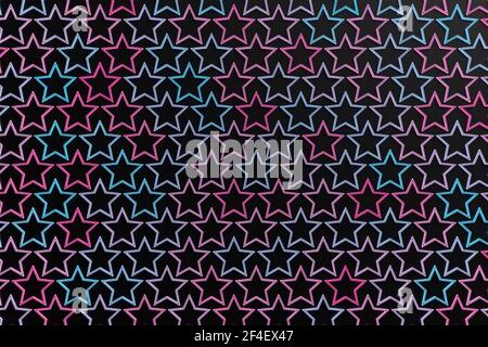 illustration 3d d'une rangée d'étoiles roses et bleues sur fond noir . Motif de forme. Le concept d'évaluation des restaurants, hôtels et autres. Banque D'Images
