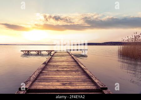 Coucher de soleil sur la jetée au lac Balaton Hongrie . Banque D'Images