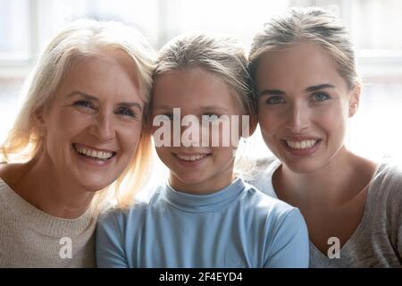 Portrait de trois générations de femmes heureux Banque D'Images