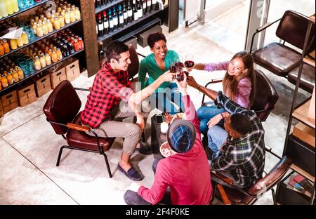 Vue de dessus de riches amis de dégustation de vin rouge et S'amuser au bar de la mode domaine - concept d'amitié multiculturelle avec les gens Banque D'Images