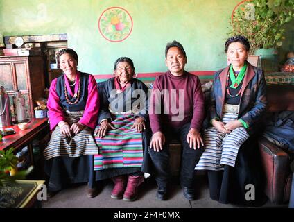 (210321) -- LHASSA, le 21 mars 2021 (Xinhua) -- photo prise le 27 février 2021 montre Basang(2nd L) posant pour des photos avec sa famille à la maison dans le comté de Ngamring de Xigaze, dans le sud-ouest de la Chine autonome du Tibet. Basang, né en 1936, avait l'habitude de grader des moutons pour un serf propriétaire de mendier sa vie avant la réforme démocratique de 1959. Elle a dû payer de la laine et du lait au propriétaire du séf comme taxe, et ne pouvait pas avoir assez de nourriture et de vêtements. 'L'hiver a été la saison la plus difficile. Il y avait huit personnes dans ma famille mais nous n'avions pas une paire de chaussures. » 'Paître des moutons et faire du travail de ferme pieds nus, je suis vraiment e Banque D'Images