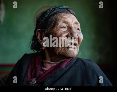 (210321) -- LHASSA, le 21 mars 2021 (Xinhua) -- photo prise le 27 février 2021 montre Basang chez elle dans le comté de Ngamring de Xigaze, dans le sud-ouest de la Chine, la région autonome du Tibet. Basang, né en 1936, avait l'habitude de grader des moutons pour un serf propriétaire de mendier sa vie avant la réforme démocratique de 1959. Elle a dû payer de la laine et du lait au propriétaire du séf comme taxe, et ne pouvait pas avoir assez de nourriture et de vêtements. 'L'hiver a été la saison la plus difficile. Il y avait huit personnes dans ma famille mais nous n'avions pas une paire de chaussures. » 'Paître les moutons et faire du travail de ferme pieds nus, j'envie vraiment les animaux avec des sabots.' Basang a dit Banque D'Images