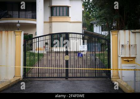 Kuala Lumpur, Malaisie. 21 mars 2021. L'entrée de l'ambassade de Corée du Nord en Malaisie est scellée hors de la Corée du Nord coupe ses liens diplomatiques avec la Malaisie en signe de protestation après une décision de justice qui a statué qu'un citoyen nord-coréen nommé Mun Chol Myong doit être extradé vers les États-Unis pour faire face à des accusations de blanchiment d'argent. Le gouvernement malaisien a déclaré qu'il va ordonner à tous les diplomates de quitter le pays dans les 48 heures. Crédit : SOPA Images Limited/Alamy Live News Banque D'Images