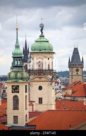 Églises et tours d'horloge dans la vieille ville de Prague Banque D'Images